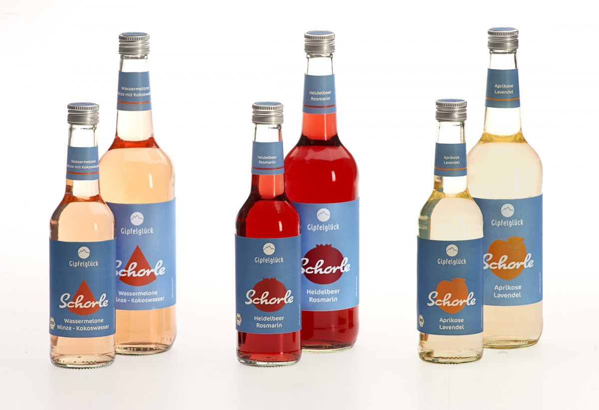 Entwicklung einer Markenidentität für eine Saftschorle inklusive eines Packaging Designs.