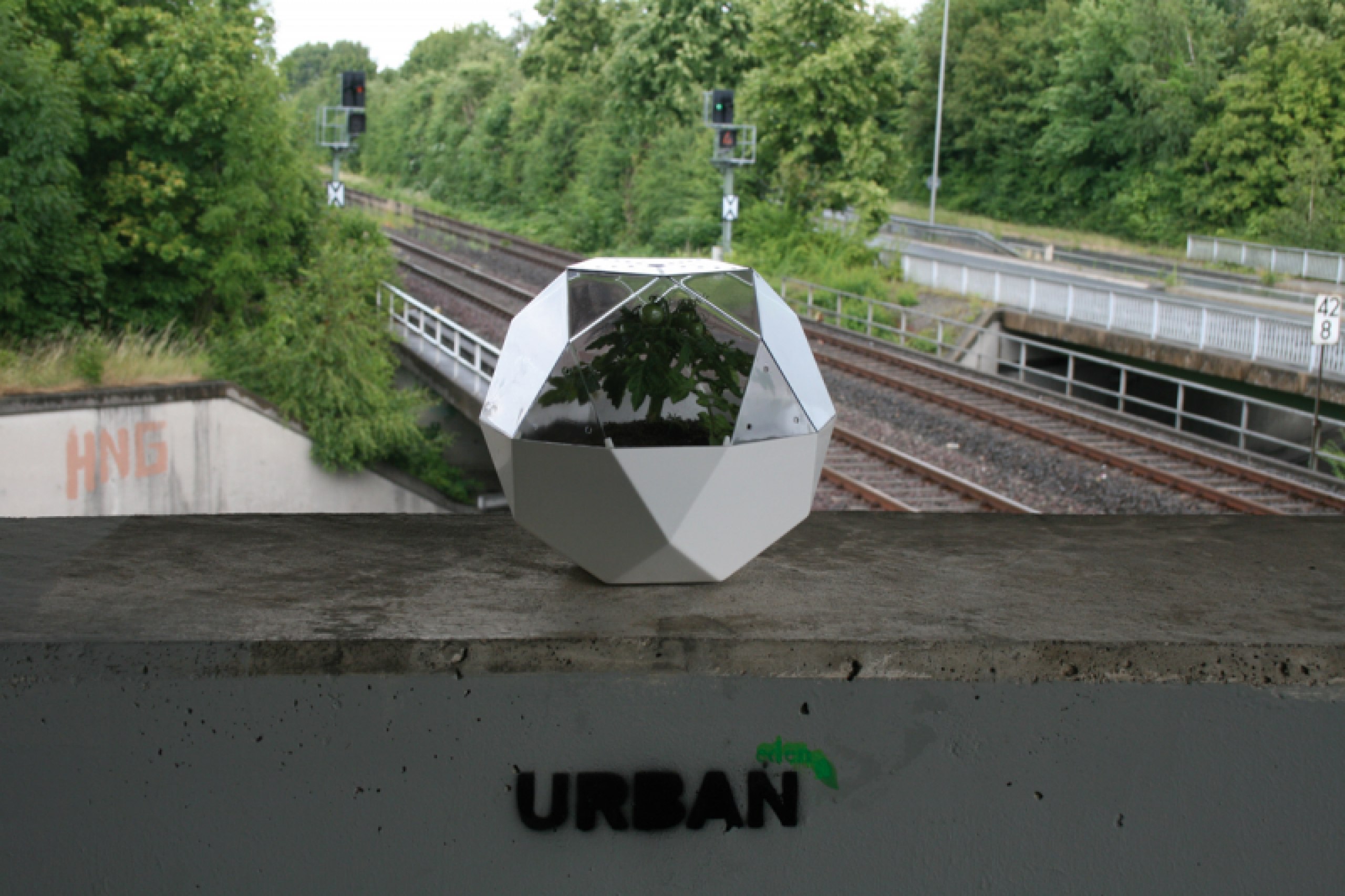 Modulares System zum Kultivieren von Pflanzen im privaten Raum