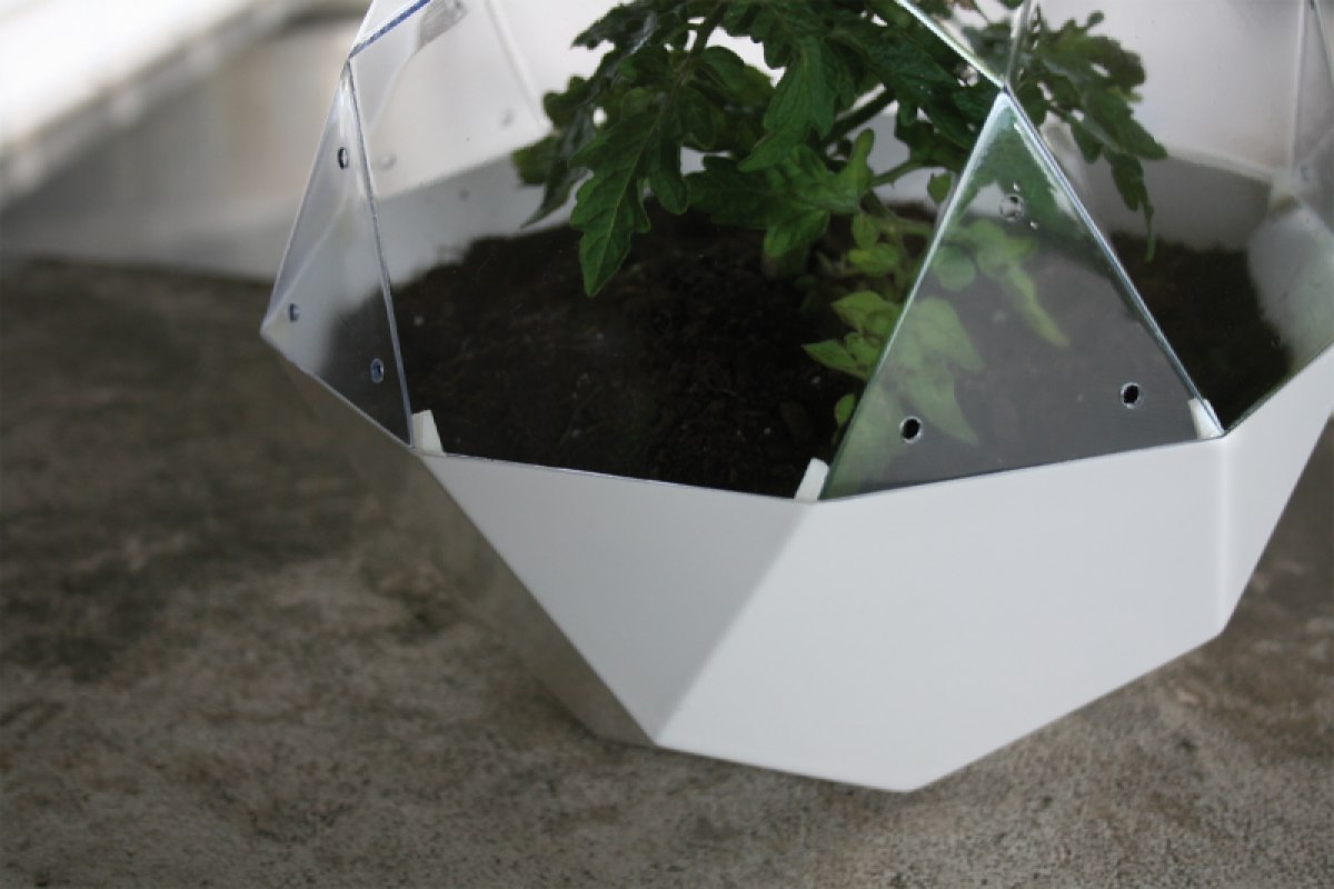 Modulares System zum Kultivieren von Pflanzen im privaten Raum