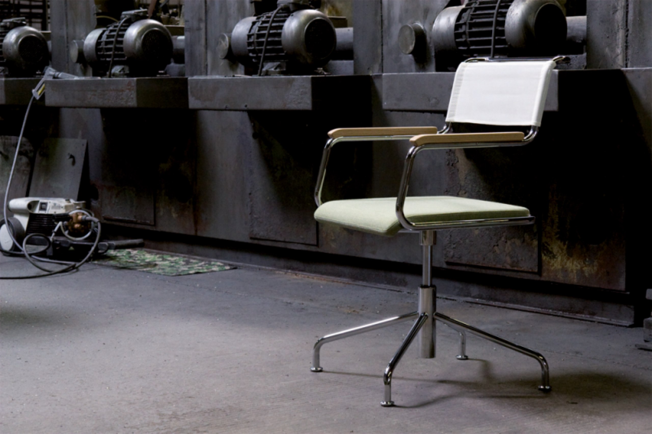 Entwurf eines Schreibtisch-
drehstuhls für den Wohnbereich 
in Zusammenarbeit mit der 
Thonet GmbH