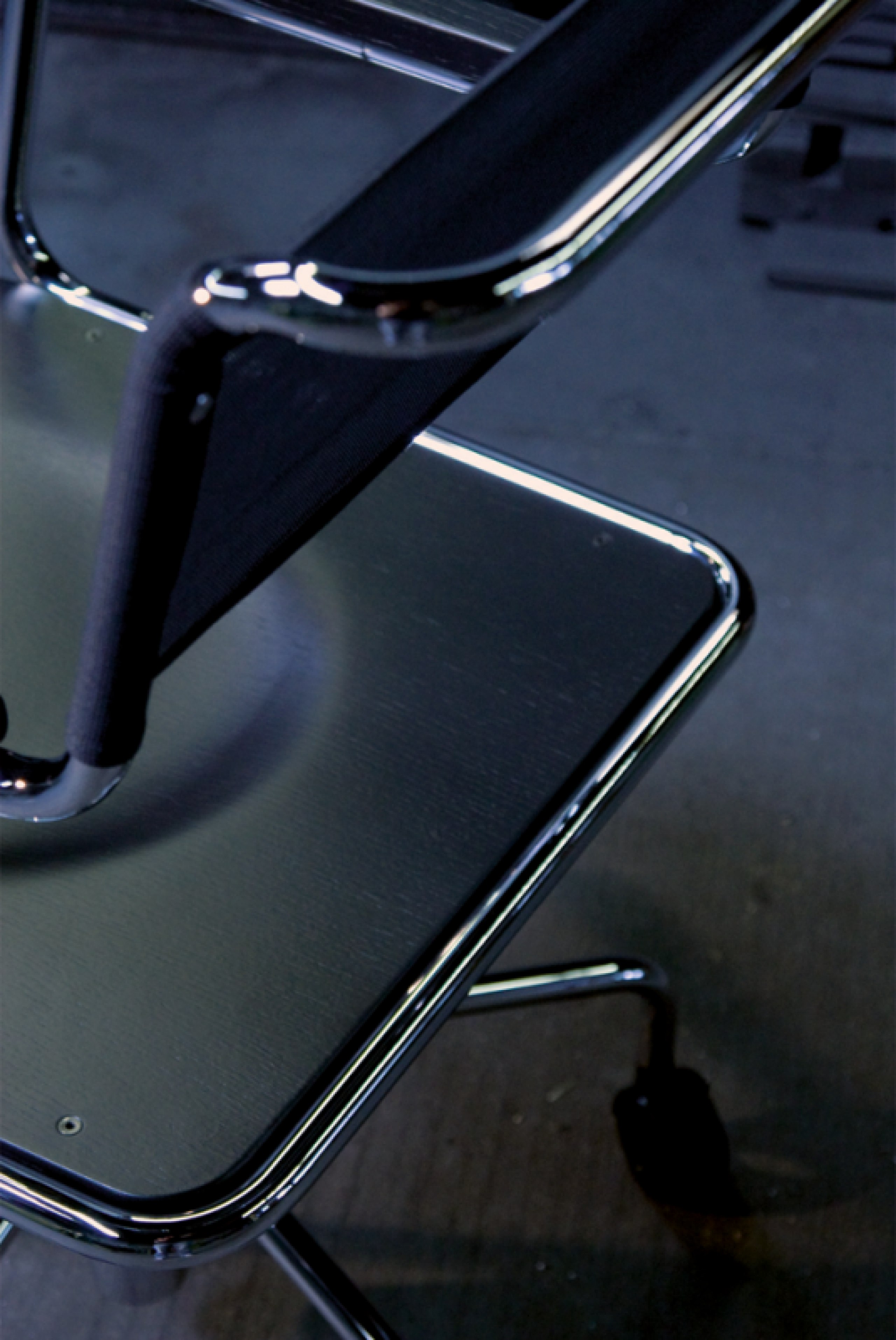 Entwurf eines Schreibtisch-
drehstuhls für den Wohnbereich 
in Zusammenarbeit mit der 
Thonet GmbH