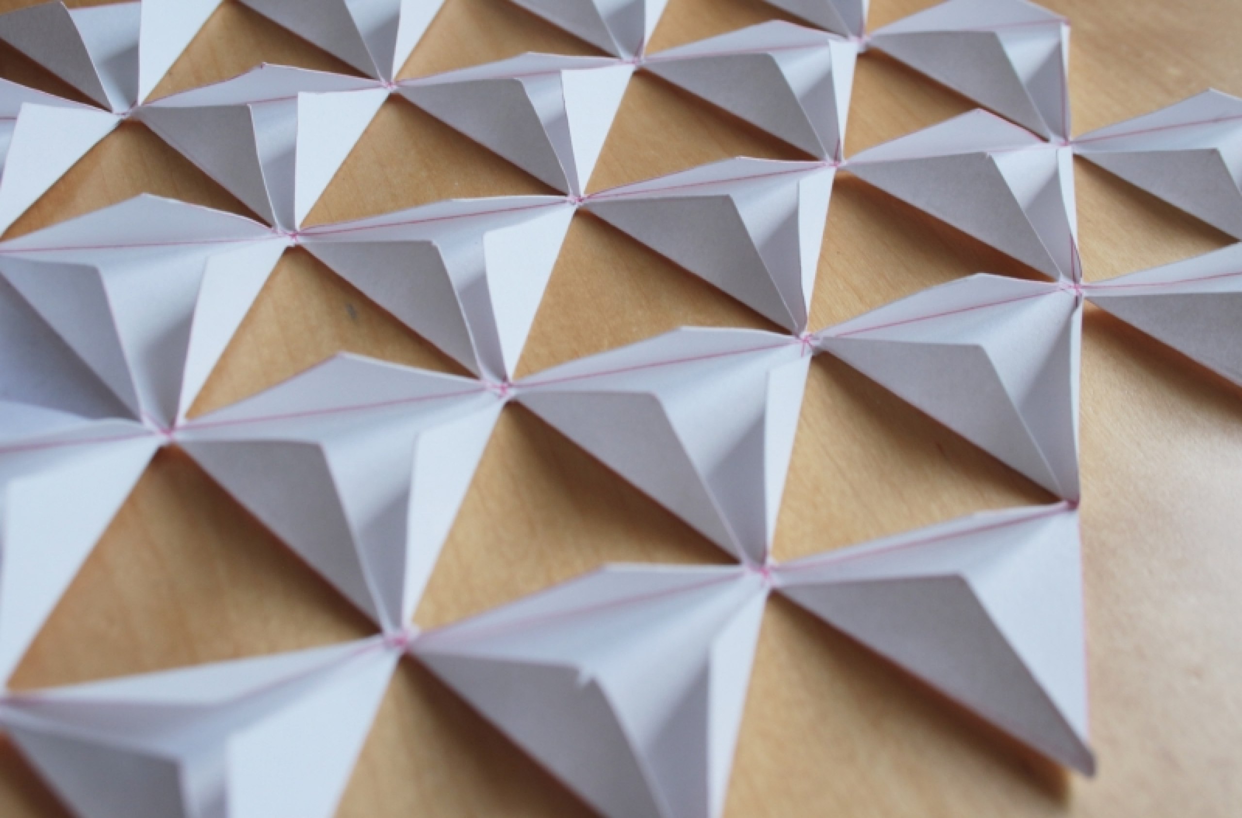 Experimentelle Gestaltung einer Kollektion von Wandelementen unter Berücksichtigung von Modularität, Einfachheit und Selbstbestimmtheit.