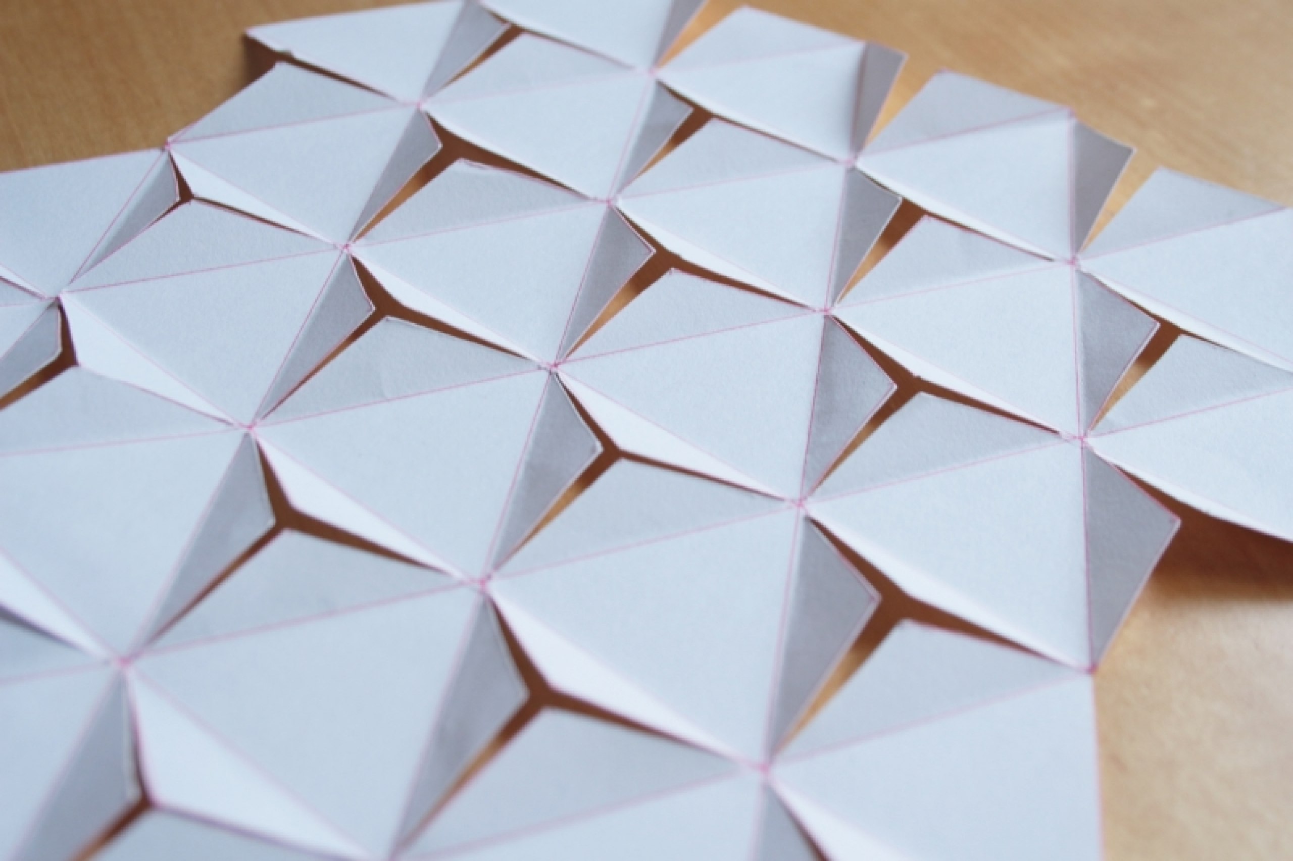 Experimentelle Gestaltung einer Kollektion von Wandelementen unter Berücksichtigung von Modularität, Einfachheit und Selbstbestimmtheit.