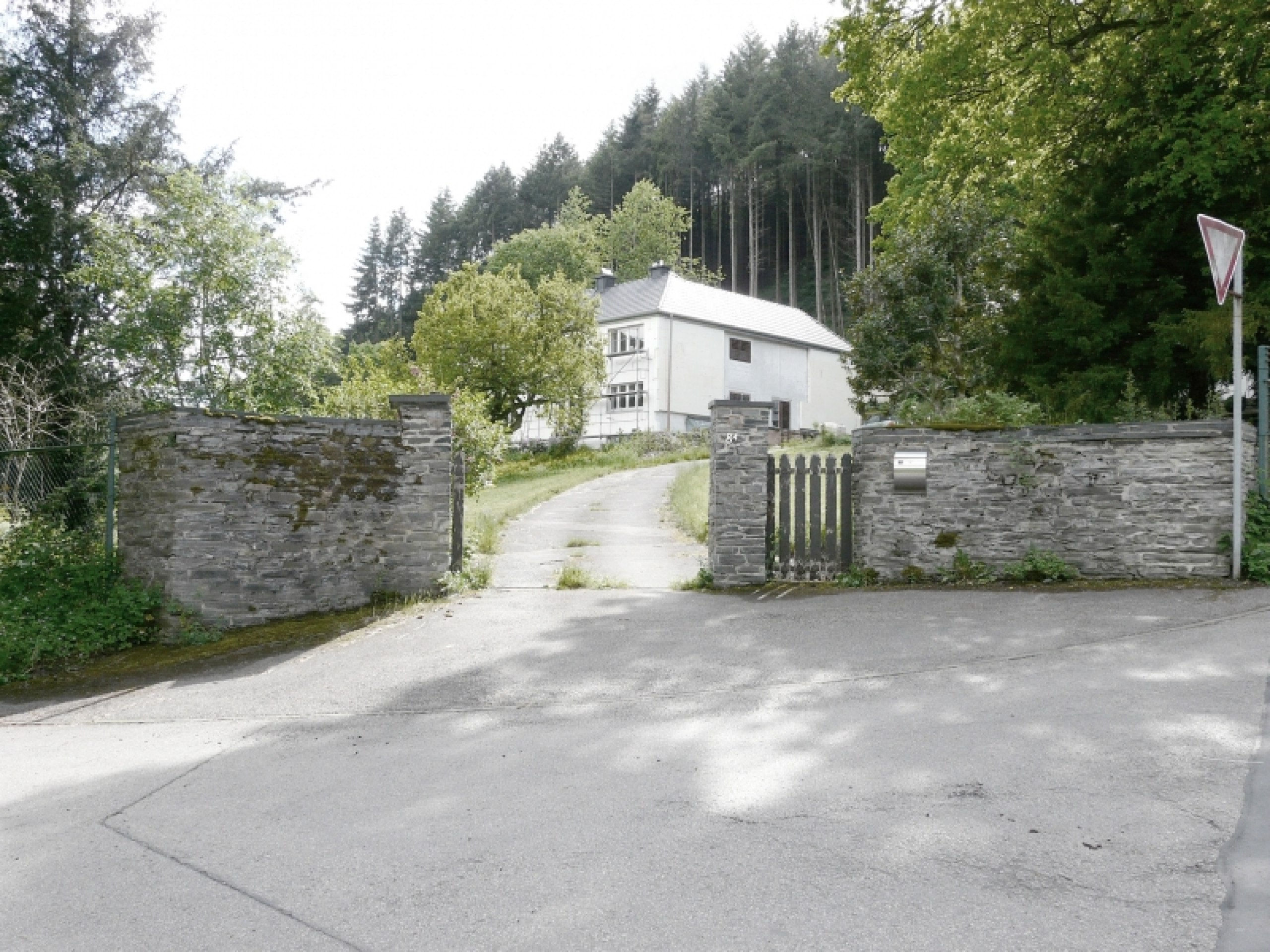 Toranlage für ein Zweifamilienhaus