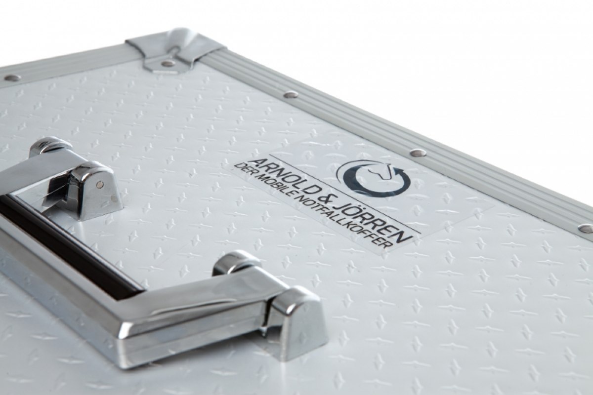 Gestaltung eines Packaging Designs für einen Koffer zur Notfallversorgung des Pferdes sowie Konzeption und Entwicklung einer Identität des dazugehörigen Unternehmens