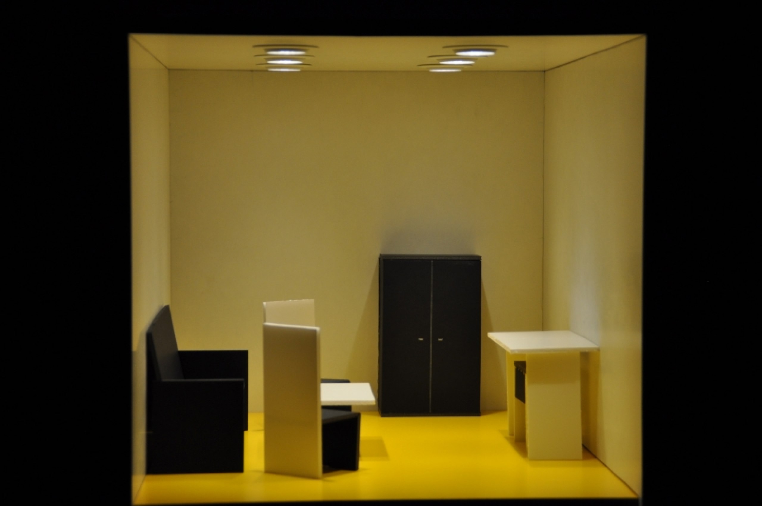 Analyse der Wirkung von Licht auf verschieden farbigen Fußböden.