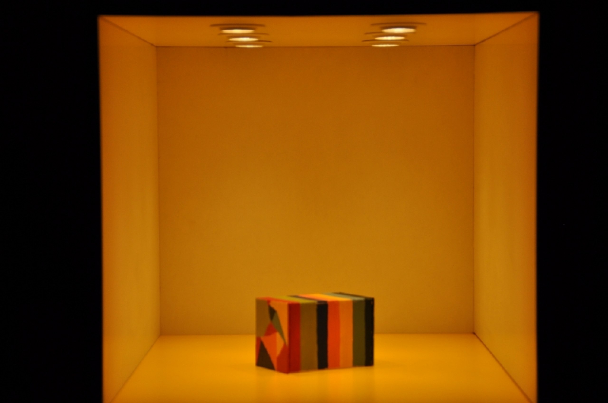 Analyse der Wirkung von Licht auf verschieden farbigen Fußböden.