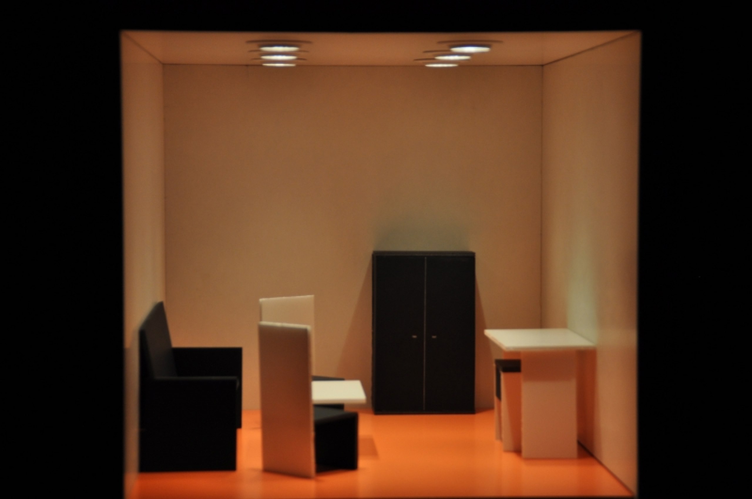 Analyse der Wirkung von Licht auf verschieden farbigen Fußböden.