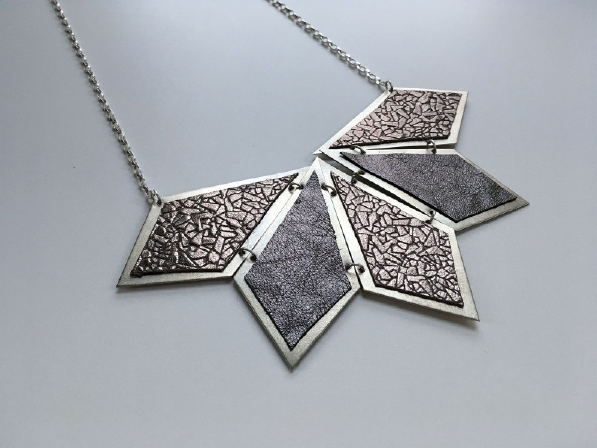 Leder als Ornament im Schmuck