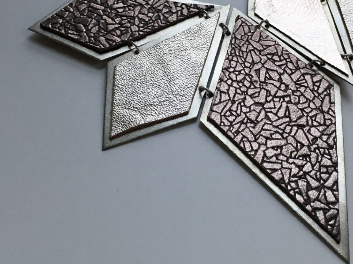 Leder als Ornament im Schmuck