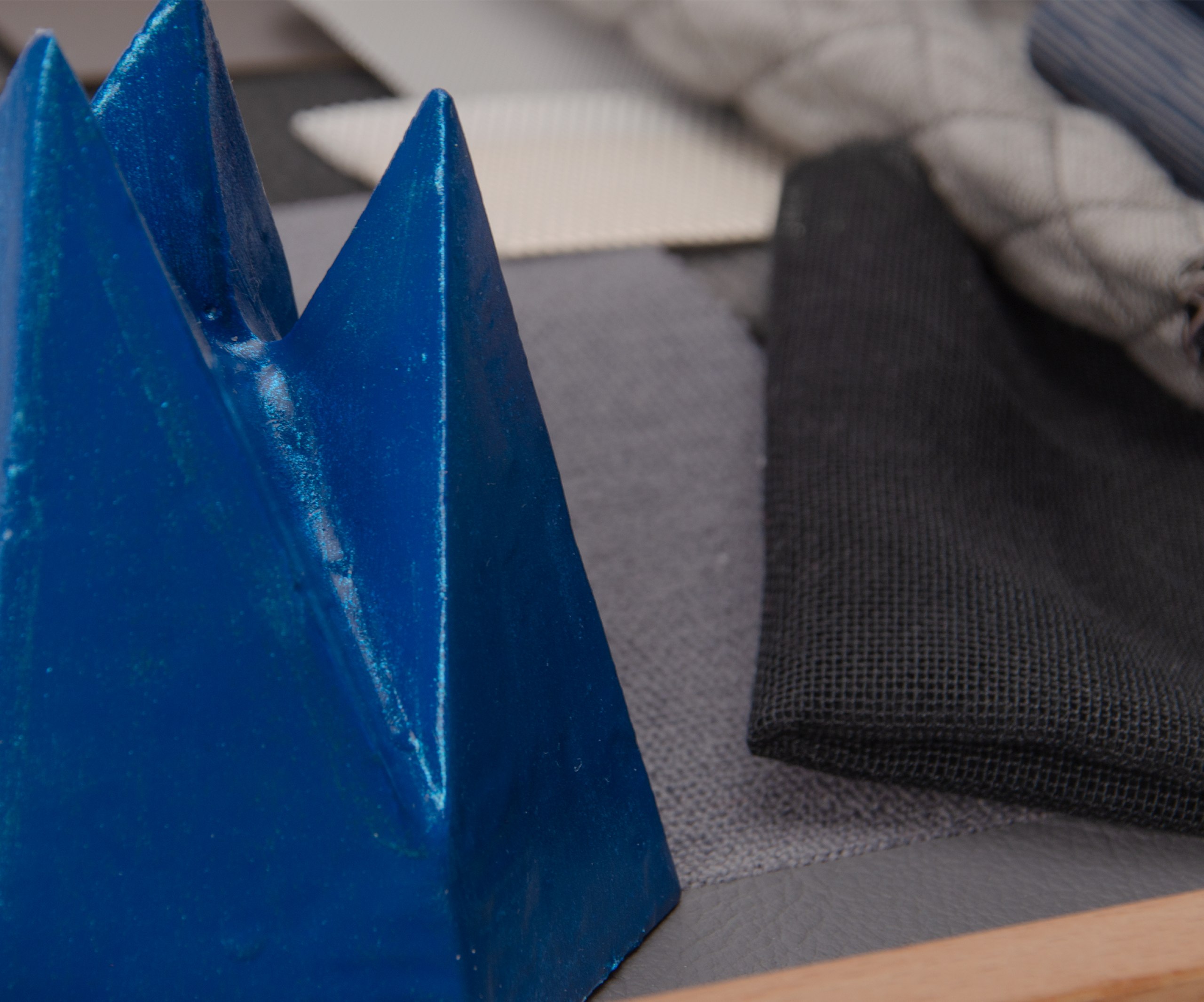 Ein Farb-,Material- und Form-Konzept für irisierende Farben