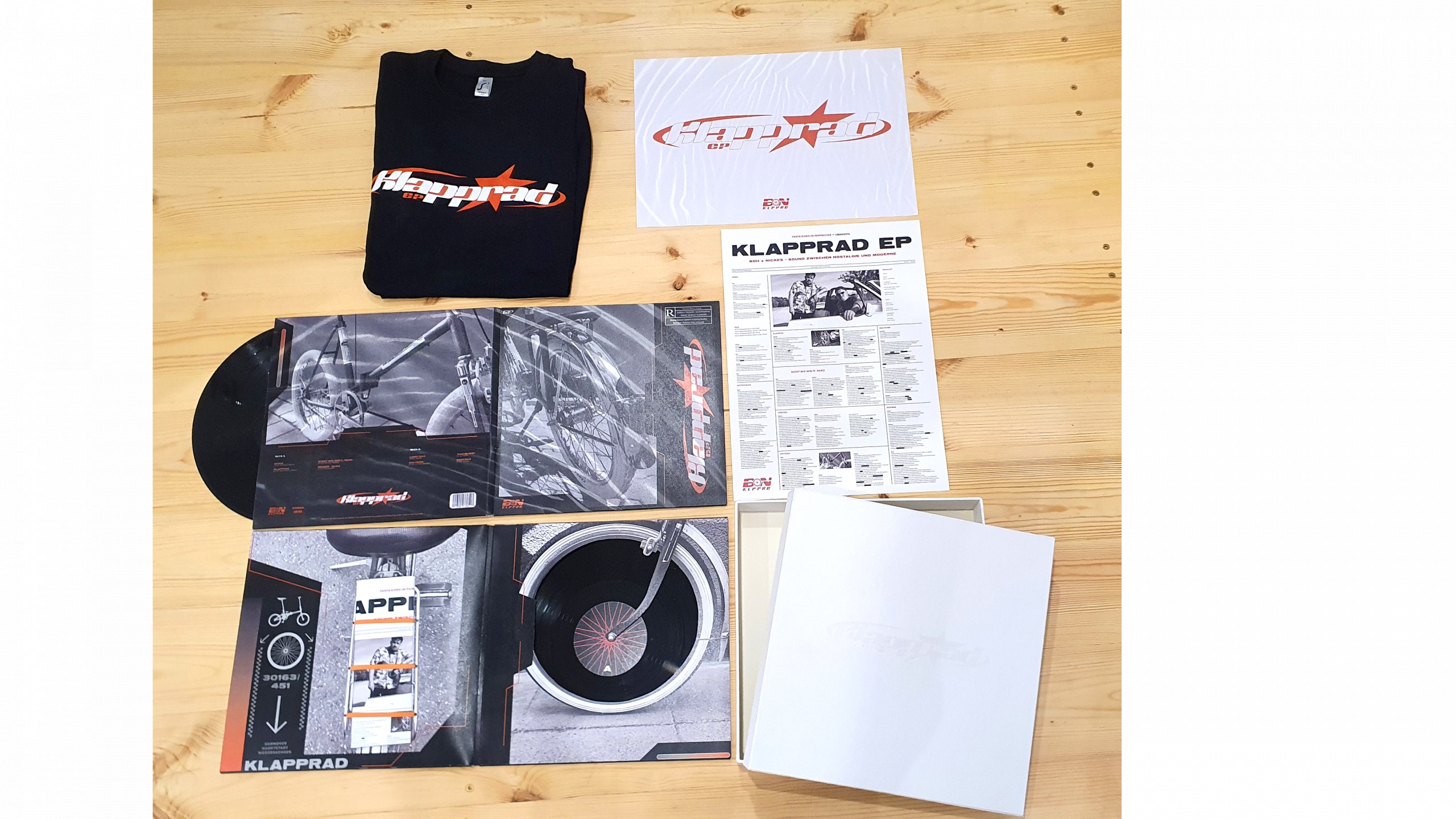 Konzeption und Gestaltung einer Schallplatte – LP, Cover, Booklet und diverse Merchandise-Artikel
