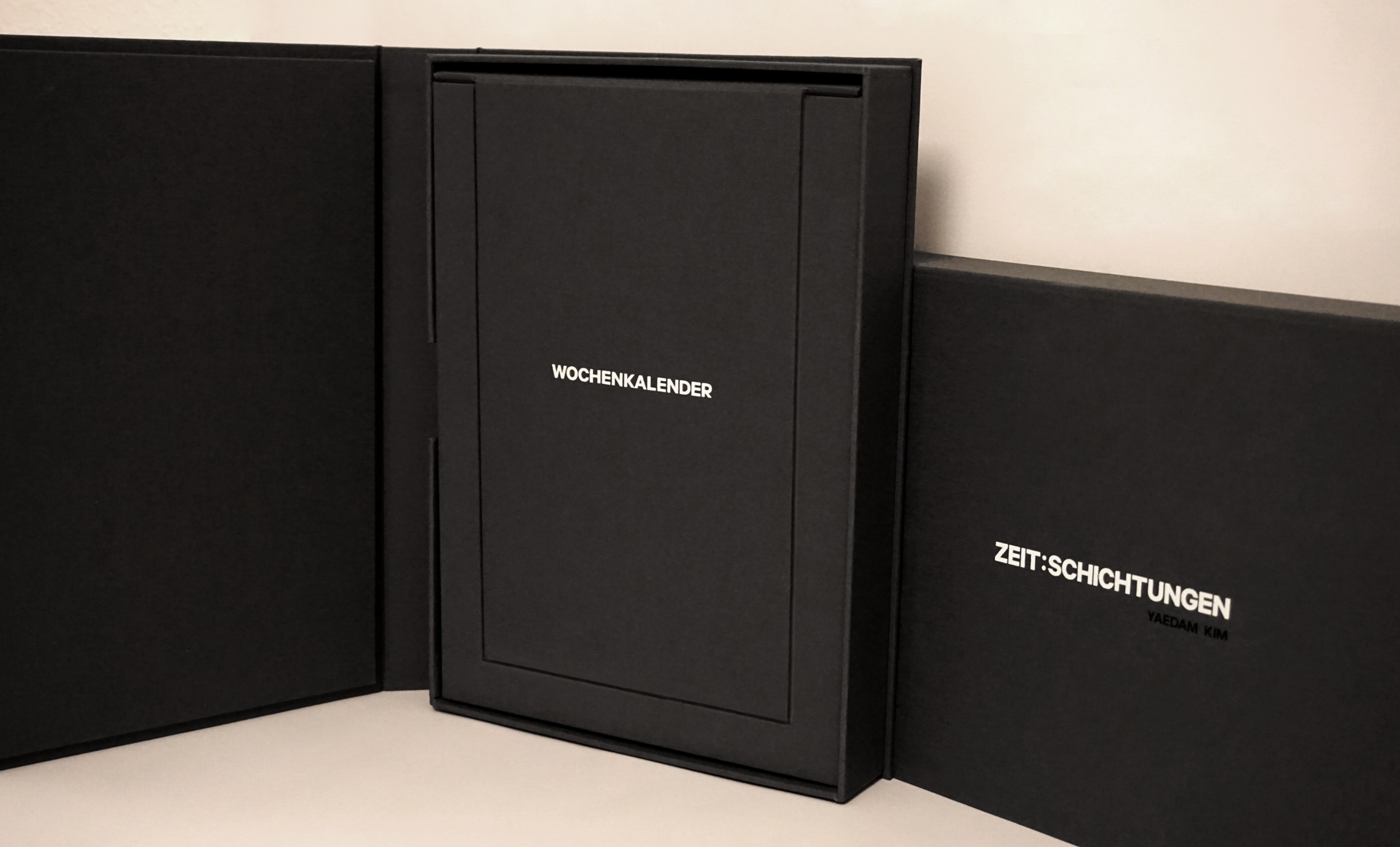 Illustrative und typografische Gestaltung eines Kalenders zum Thema Zeit