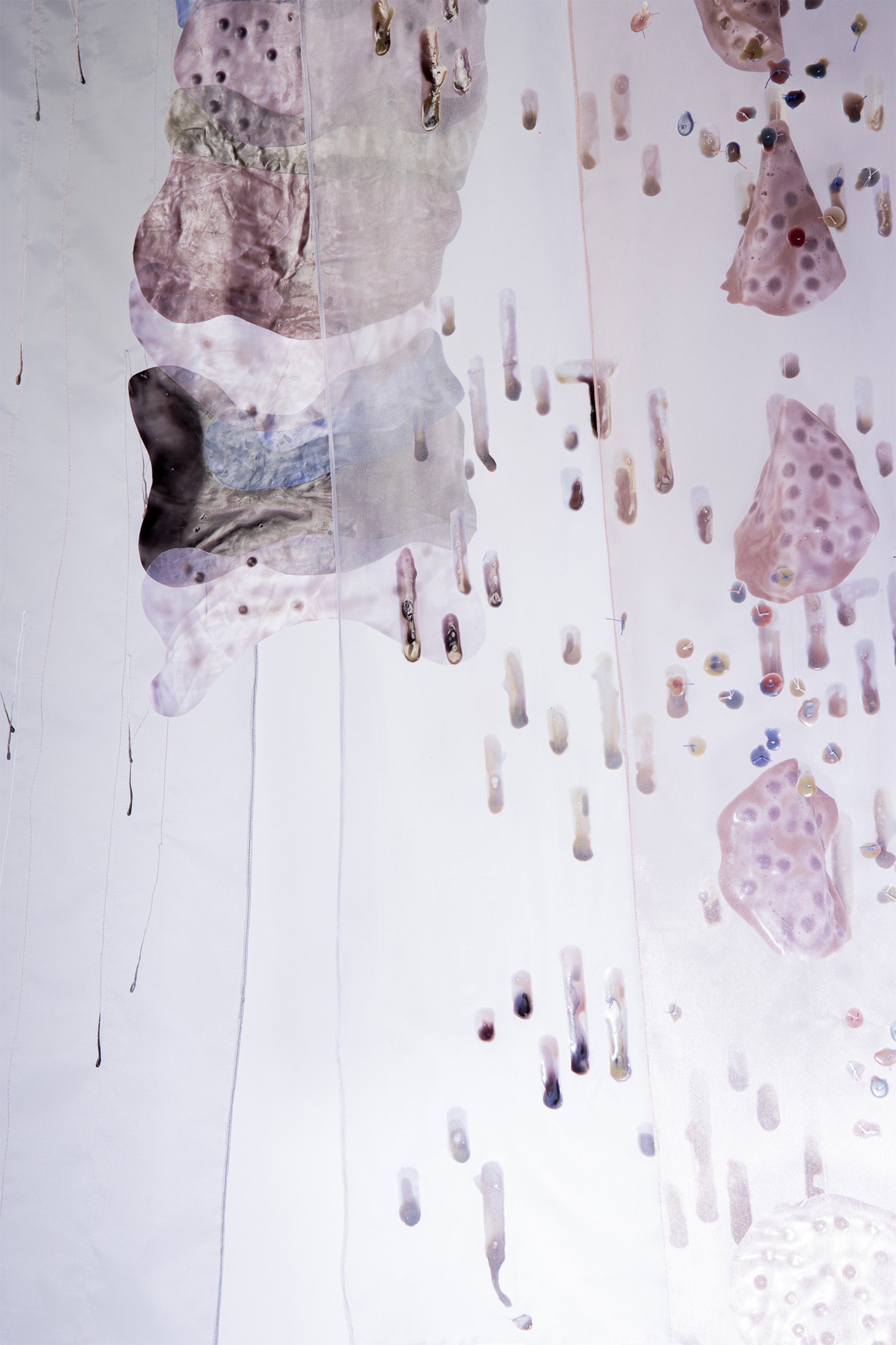 Experimentelle Entwicklung einer Textilkollektion mit Fokus auf Farbe, Material und Oberfläche