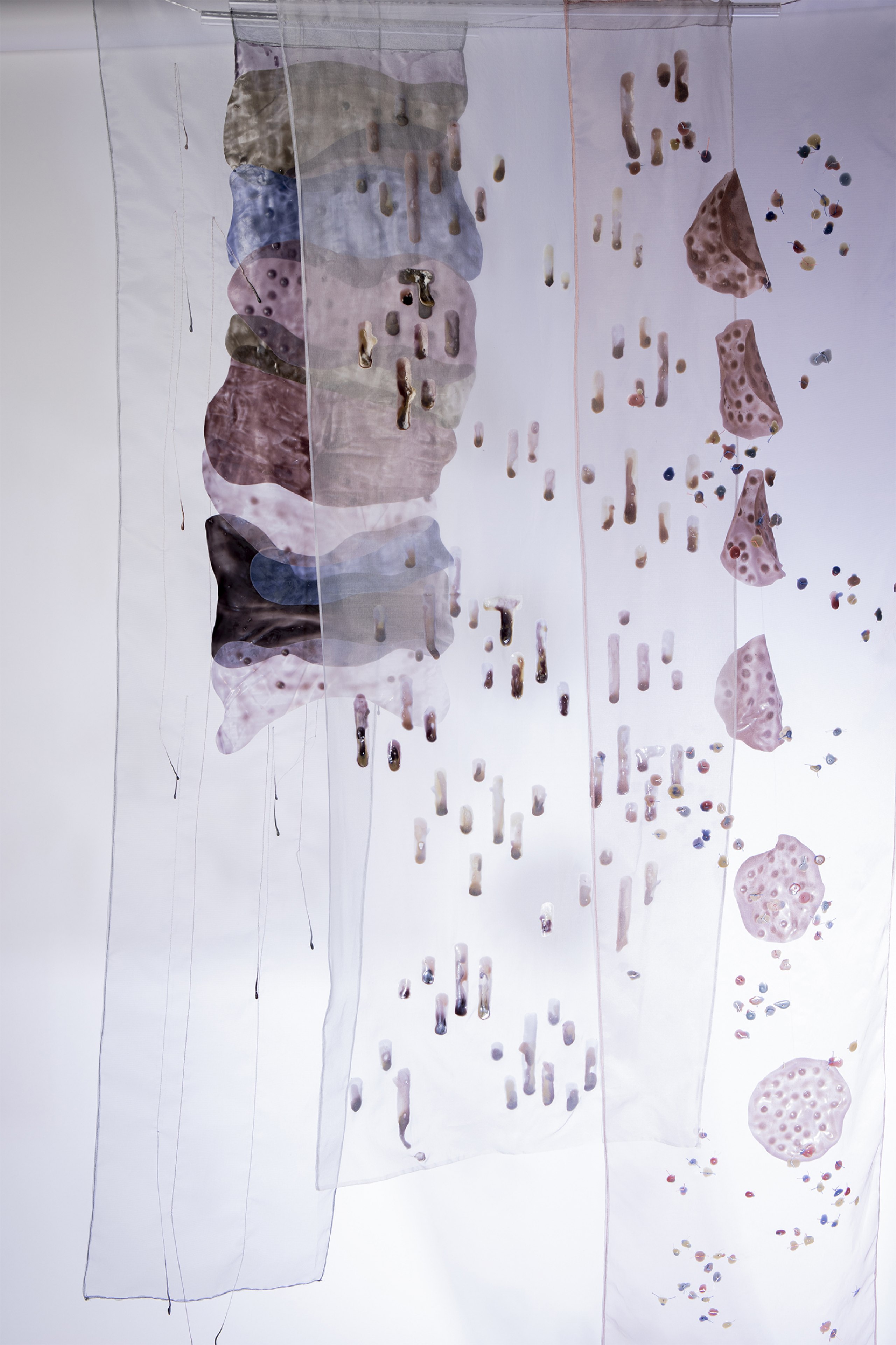 Experimentelle Entwicklung einer Textilkollektion mit Fokus auf Farbe, Material und Oberfläche