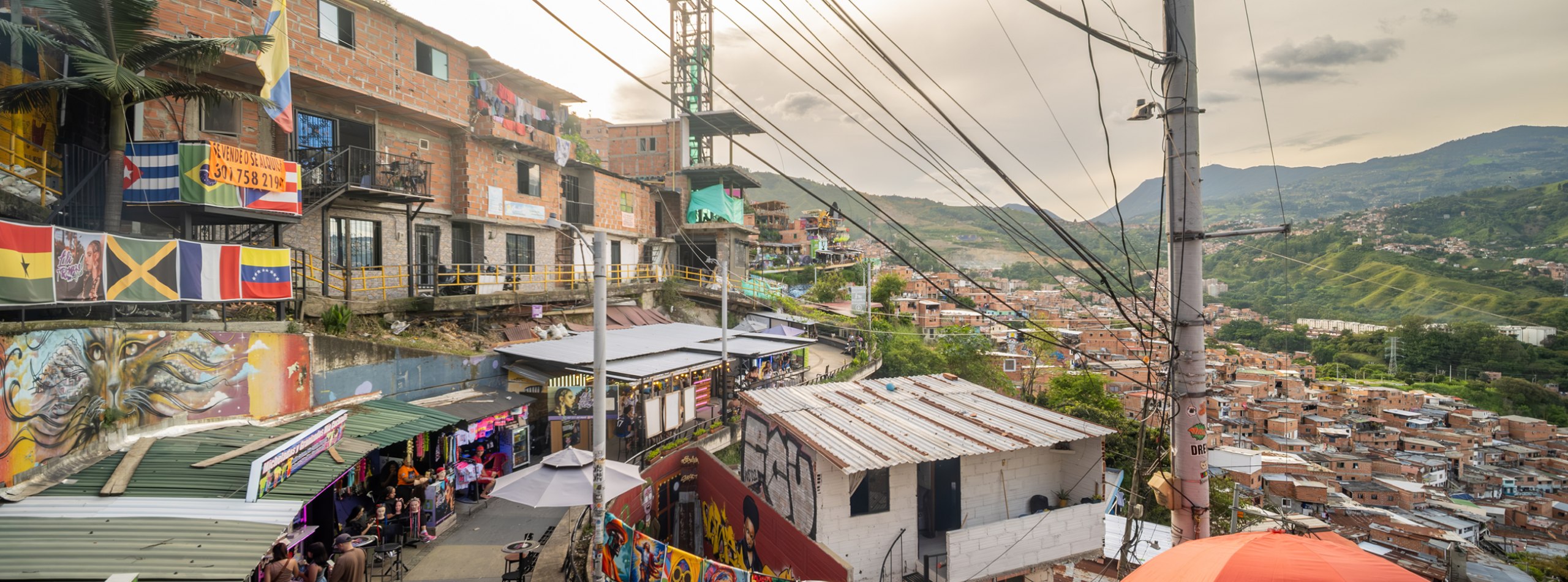 Eine immersive Ausstellung über den Wandel der Comuna 13 vom Konfliktherd zum Tourismushotspot