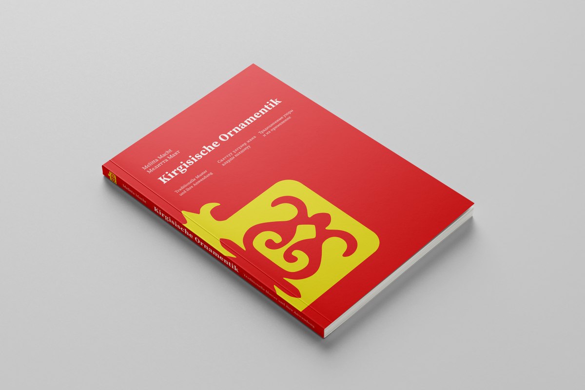 Ein Buch über kirgisische Ornamente und traditioneller Kleidung
