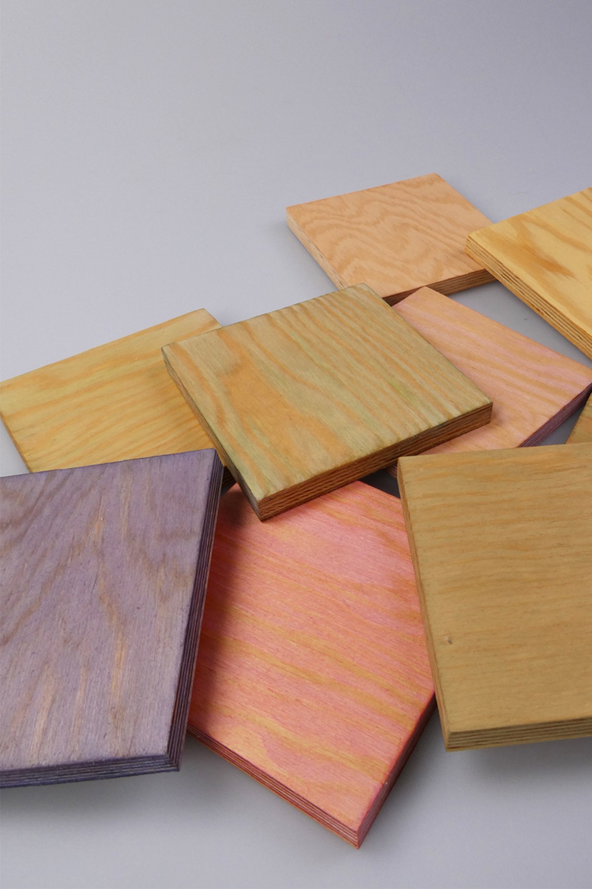 Ein DIY-Kit zum Erstellen von pflanzlichen Holzbeizen