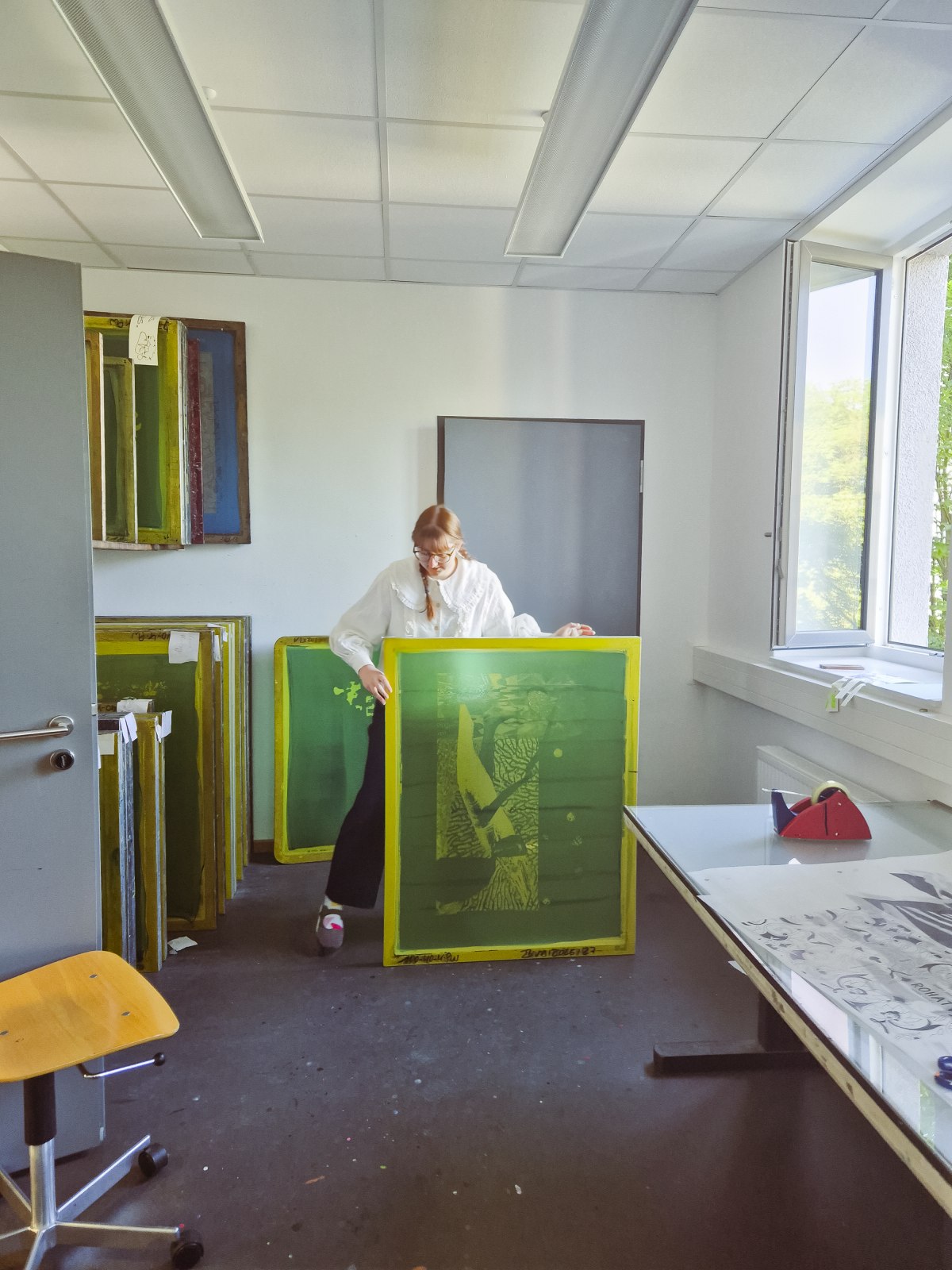 Interpretation dadaistischer Strategien in Form von experimenteller Druckgrafik